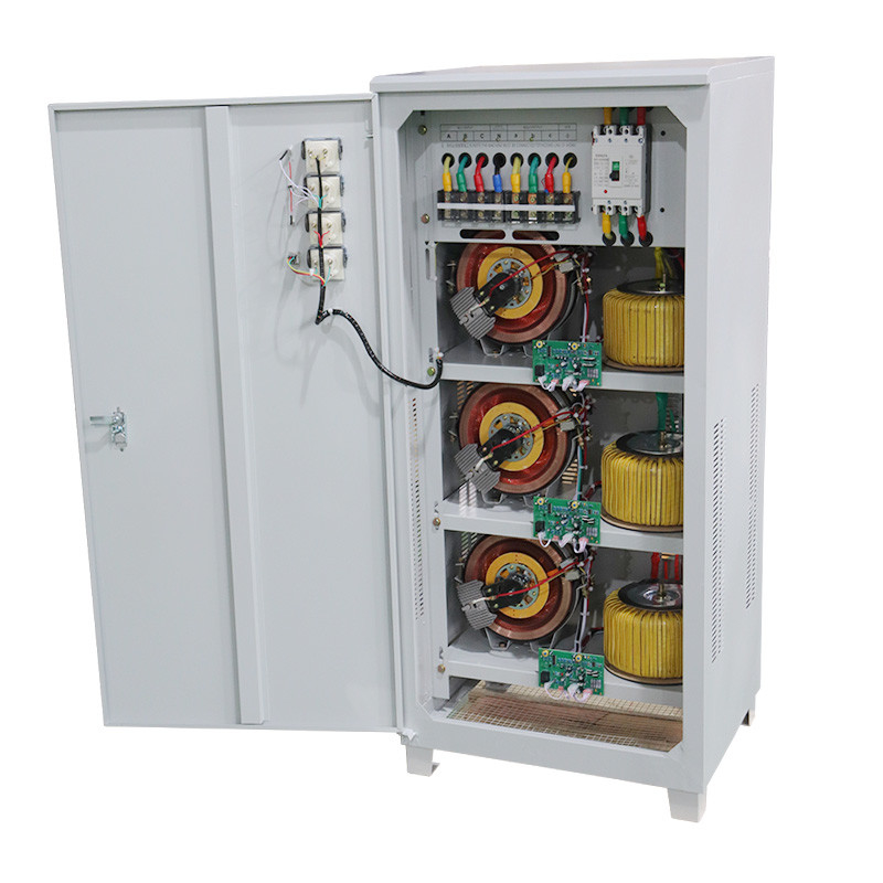 80KVA Trzyfazowy stabilizator napięcia przemysłowego Automatyczny regulator napięcia 380VAC 400VAC z serwomotorem