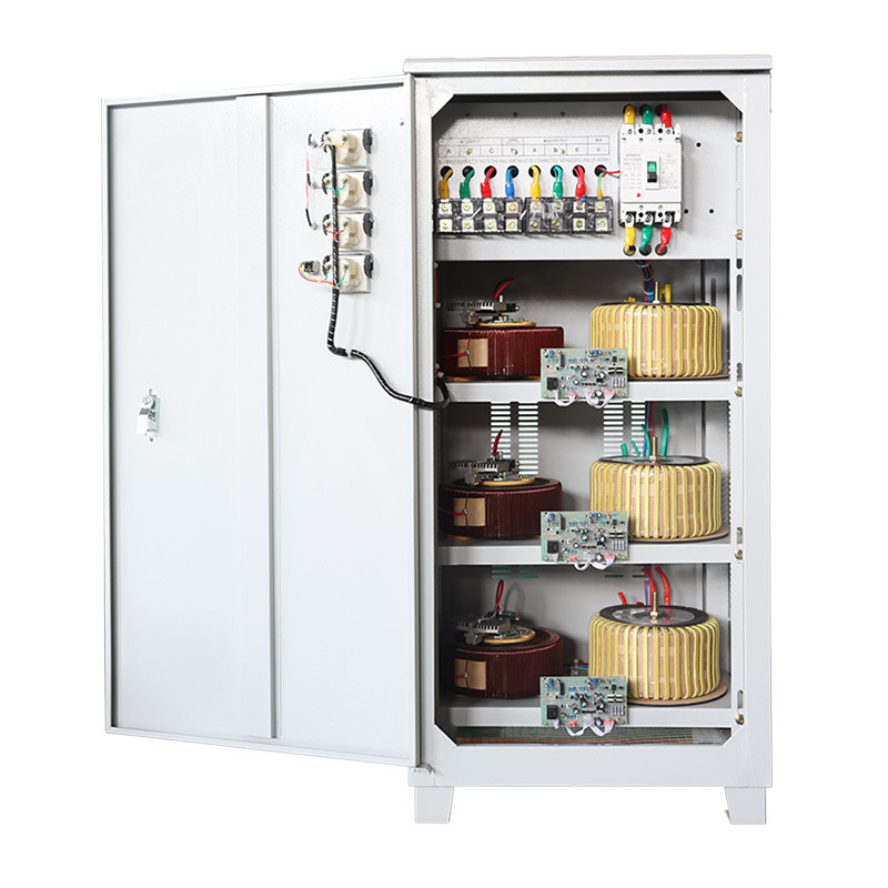 Sprzedaż fabryczna Trzyfazowy stabilizator napięcia 40KVA Trzyfazowy serwo AVR Automatyczny regulator napięcia 380V 415V 400V